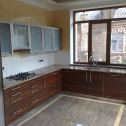 Кухонная столешница из бразильского гранита. На наш взгляд, очень красиво сочетается с фасадами под темное дерево
