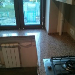 Подоконник и кухонная столешница как единое целое из кварцита Caesarstone 6350