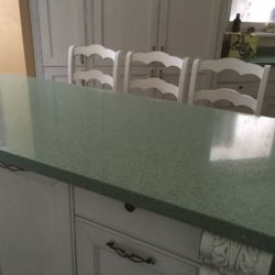 Островная столешница из кварцита Technistone Starlight Green
