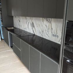 Столешница из Caesarstone Vanilla Noir 5100 в сочетании с рабочим фартуком из мрамора Milas Lilak