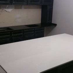 Островная столешница из белого кварцита Caesarstone 1141