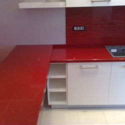 Столешница из красного кварцевого камня