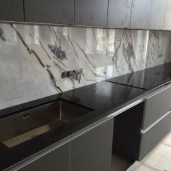 Столешница из Caesarstone Vanilla Noir 5100 в сочетании с рабочим фартуком из мрамора Milas Lilak