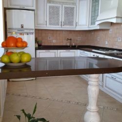 Столешница и барная стойка на кухне из кварцита Technistone Starlight Brown