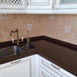 Столешница на кухне из кварцита Technistone Starlight Brown