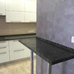 Барная стойка из кварцита Caesarstone 6003, который имитирует натуральный мрамор