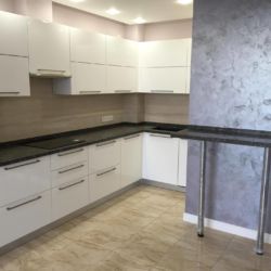 Столешница с барной стойкой из искусственного камня (кварцита) Caesarstone 6003, который имитирует натуральный мрамор