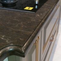 Столешница из искусственного камня - кварцита Caesarstone 6338, который очень похож на натуральный мрамор