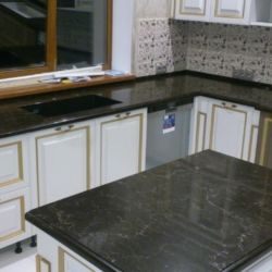 Столешница из искусственного камня - кварцита Caesarstone 6338, который очень похож на натуральный мрамор
