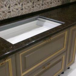 Столешница из искусственного камня - кварцита Caesarstone 6338, который очень похож на натуральный мрамор