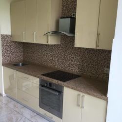 Столешница из Caesarstone 6350. Очень красиво сочетается с умело подобранной мозаикой на рабочей поверхности.