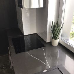 Кухонная столешница, переходящая в подоконник, из кварцита Vicostone BQ 8380 Pietra Grey