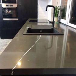 Столешница на кухню, переходящая в подоконник, из кварцита Vicostone BQ 8380 Pietra Grey