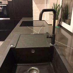 Кухонная столешница, которая плавно переходит в подоконник, из кварцита Vicostone BQ 8380 Pietra Grey