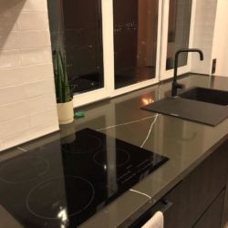 Столешница, переходящая в подоконник, из кварцита Vicostone BQ 8380 Pietra Grey