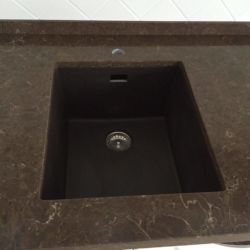 Кухонная столешница из кварцита Vicostone BQ8560 Imperador Dark