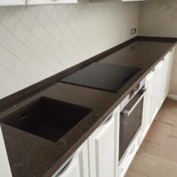 Кухонная столешница из кварцита Vicostone BQ8560 Imperador Dark
