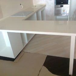 Столешница из кварцита бежевого цвета