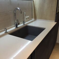 Столешница на кухню из бежевого украинского кварцита Atem Beige Light 0022