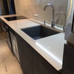 Столешница на кухню из бежевого украинского кварцита Atem Beige Light 0022 Фото Столешница на кухню из бежевого украинского кварцита Atem Beige Light 0022