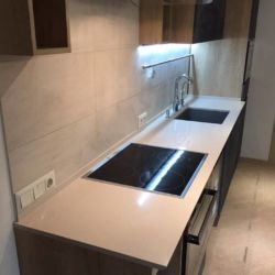 Столешница на кухню из бежевого украинского кварцита Atem Beige Light 0022