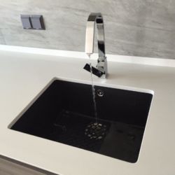Столешница из кварцита Atem White 1117 с косым торцом и вырезом для мойки нижнего монтажа