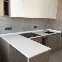Столешница и барная стойка из кварцита Atem White 1117 с косым торцом Столешница и барная стойка из кварцита Atem White 1117 с косым торцом