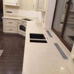 Столешница , переходящая в подоконник, из кварцита Caesarstone 5220, который имитирует натуральный мрамор.