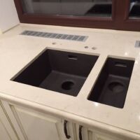 Столешница из искусственного камня (кварцита) Caesarstone 5220 . Столешница переходит в подоконник. Торец фигурный. Подоконники из искусственного камня