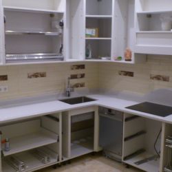 Столешница с плинтусом и фигурной пристенной панелью из кварцита Caesarstone 2141 (Израиль)
