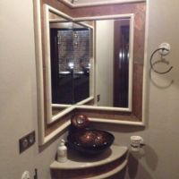 Столешницы под умывальник из камня много места не займут, но уголок облагородят!
