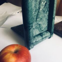 Рамка для фотографии из мрамора насыщенного зеленого цвета Verde Gvatemala Рамка для фотографий из мрамора. Фото 1