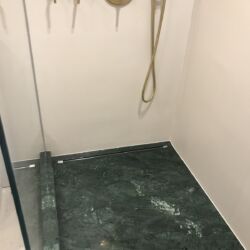 Поддон для душа из натурального мрамора Verde Gvatemala - это то, что можно заказать у нашей компании как в виде основного изделия, так и ивиде дополнительного. Поддон для душа из мрамора Verde Gvatemala. Фото 3