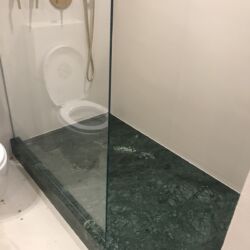 Поддон для душа из натурального насыщенного зеленого мрамора Verde Gvatemala. Поддон для душа из мрамора Verde Gvatemala. Фото 4