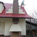 Камин во дворе, облицованный Емельяновским гранитом. Облицовка камина Емельяновским гранитом