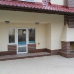 Облицовка фасада здания. Облицовка цоколя природным камнем - Емельяновским гранитом.