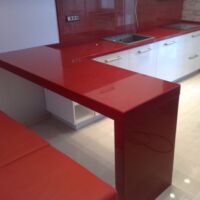 Барная стойка из красного кварцевого камня