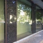 Облицовка фасада здания лабрадоритом Blue Pearl Облицовка фасада здания лабрадоритом Blue Pearl.