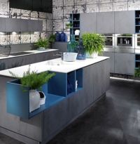 Декоративные элементы в модном цвете LAPIS BLUE в интерьере кухни 2017. Кухонные столешницы из белоснежного кварцита.