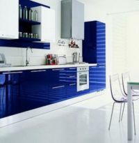 Стильная кухня в модном цвете LAPIS BLUE. Кухонная столешница из белого кварцевого камня