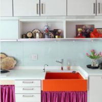 Элементы декора кухни в модном цвете 2017 года PINK YARROW . Кухонная столешница из белого кварцевого камня.