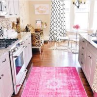 Декоративные элементы кухонного интерьера в модном цвете 2017 года PINK YARROW. Кухонные столешницы из натурального камня.