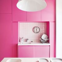 Цвет PINK YARROW в интерьере кухни 2017 года. Столешница с мойкой из искусственного камня.