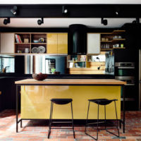 Цвет PRIMROSE YELLOW в дизайнерском оформлении кухни. Столешница из кварцита Hanstone RU602