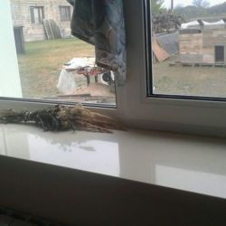 Подоконник из бежевого искусственного камня - кварцита