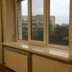 Подоконник из белого искусственного камня Подоконник с фигурным торцом из кварцевого камня ATEM White 1116
