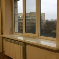 Подоконник из белого искусственного камня Подоконник с фигурным торцом из кварцевого камня ATEM White 1116