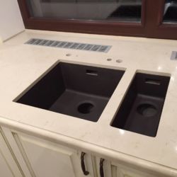 Подоконник на кухню из кварцита Caesarstone 5220