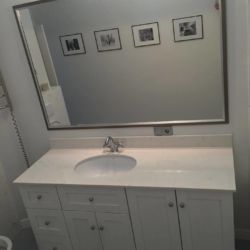 Фото столешницы в ванную комнату из белого кварцита Vicostone BQ 8220