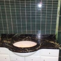 Фото столешницы в ванную комнату из мрамора Emperador Dark